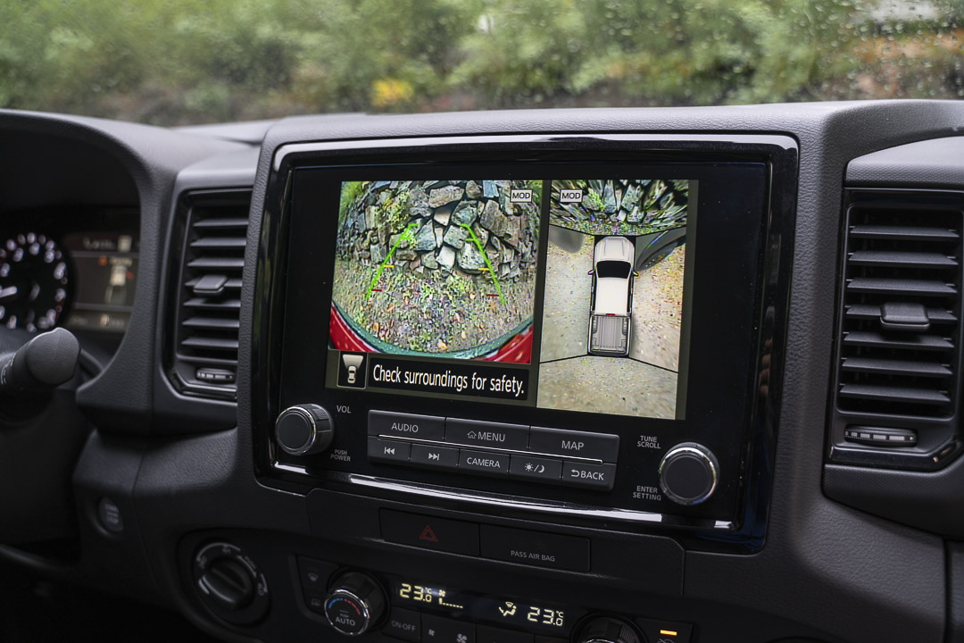 vue de l'écran numérique du Nissan Frontier 2022 affichant la fonction d'avertissement d'angle mort