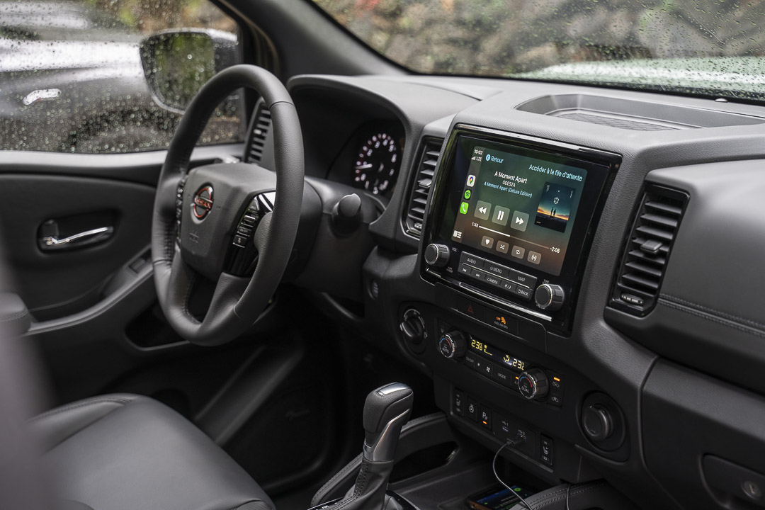 vue de la planchde de bord et du volant du Nissan Frontier 2022