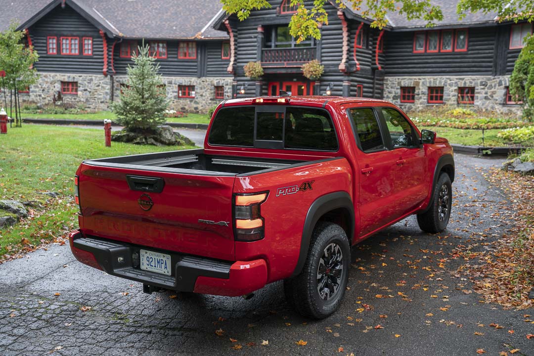 vue latérale arrière du Nissan Frontier 2022