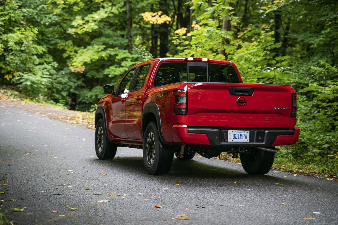 vue trois quart arrière du Nissan Frontier 2022 sur une route