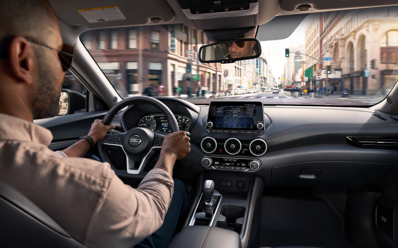 vue d'un conducteur qui interagi avec le tableau de bord de sa Nissan Sentra 2023