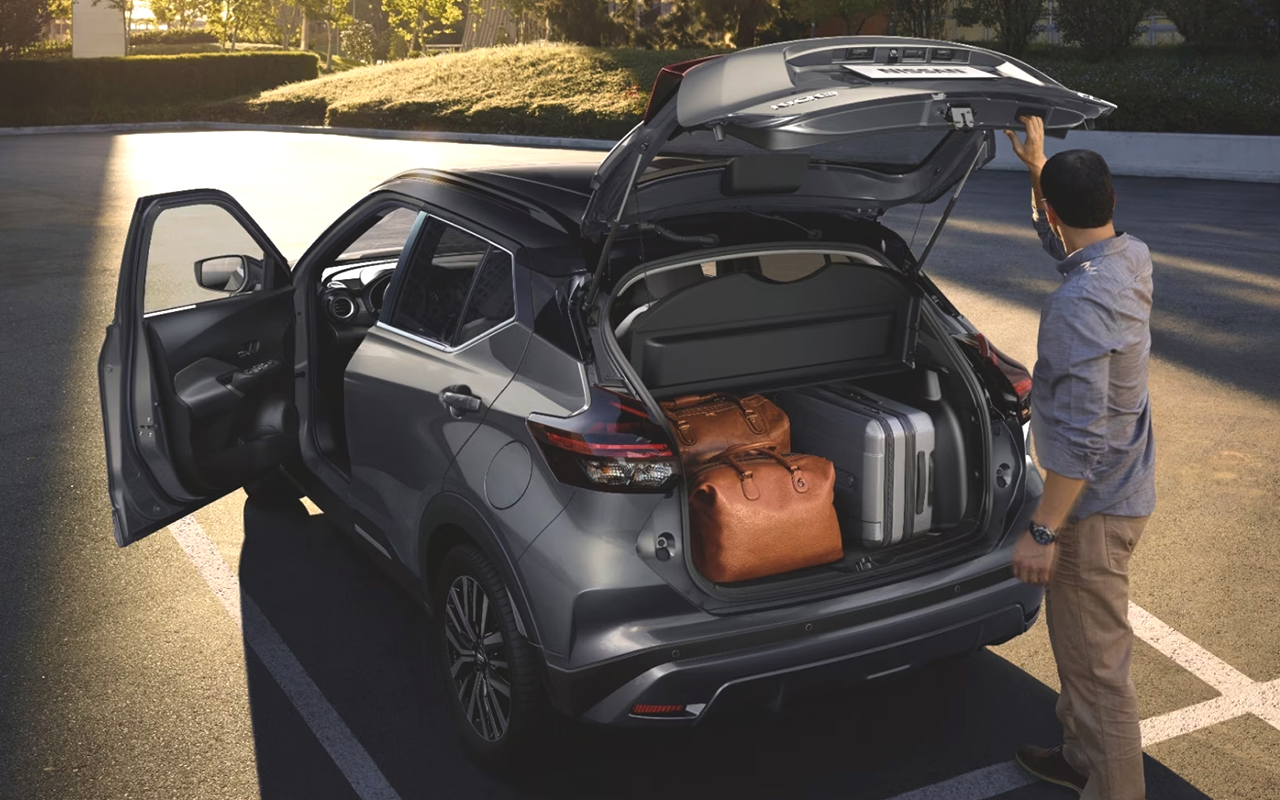 Vue arrière du Nissan Kicks 2023 avec valise ouverte et son espace de chargement