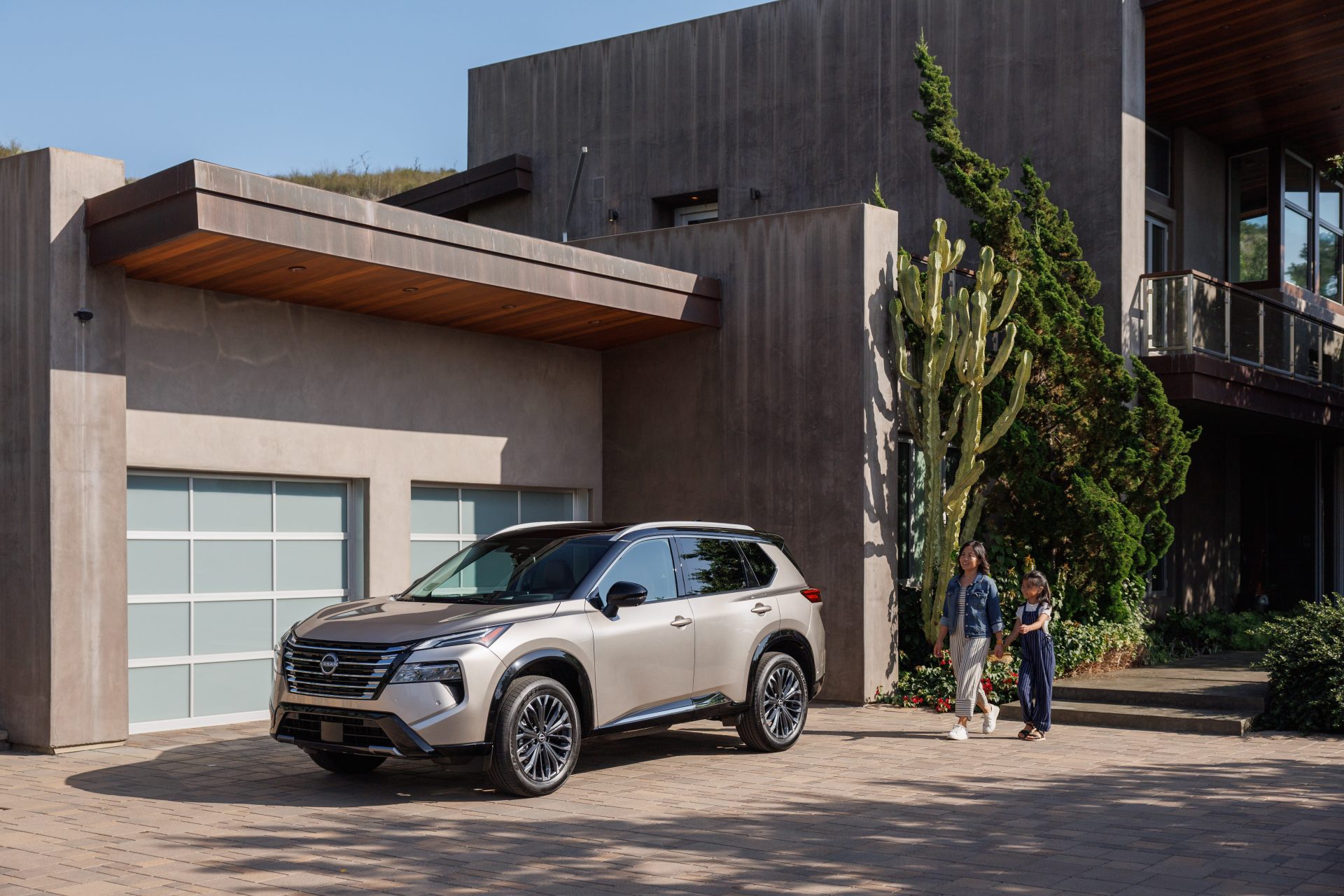 Nissan Trois-Rivieres - Rogue 2025 - garé devant une maison familiale