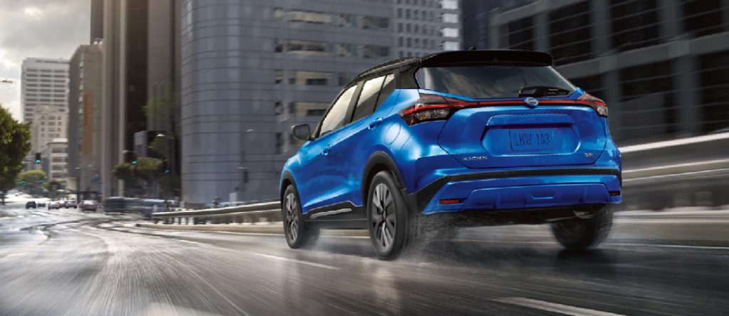 Le Nissan Kicks 2021 en bleu roulant sur une route mouillé