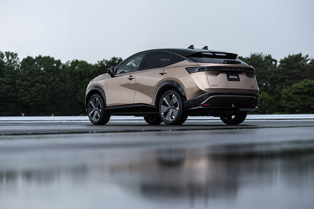 vue trois quart arrière du Nissan Ariya 2022