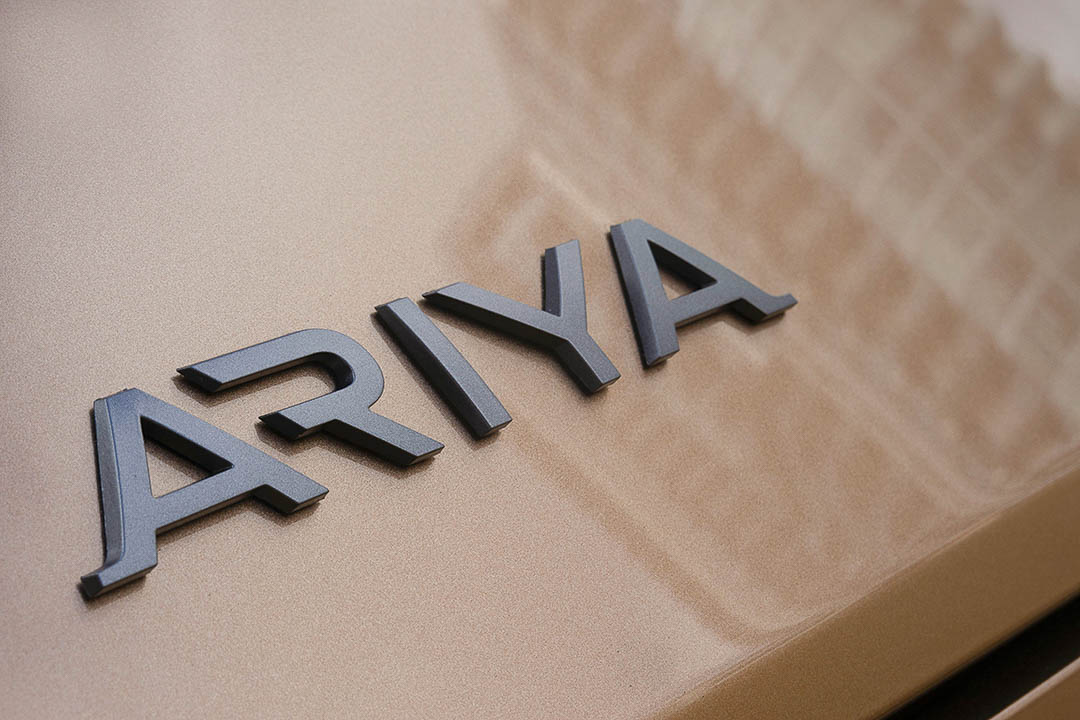 vue rapprochée du badge du Nissan Ariya 2022