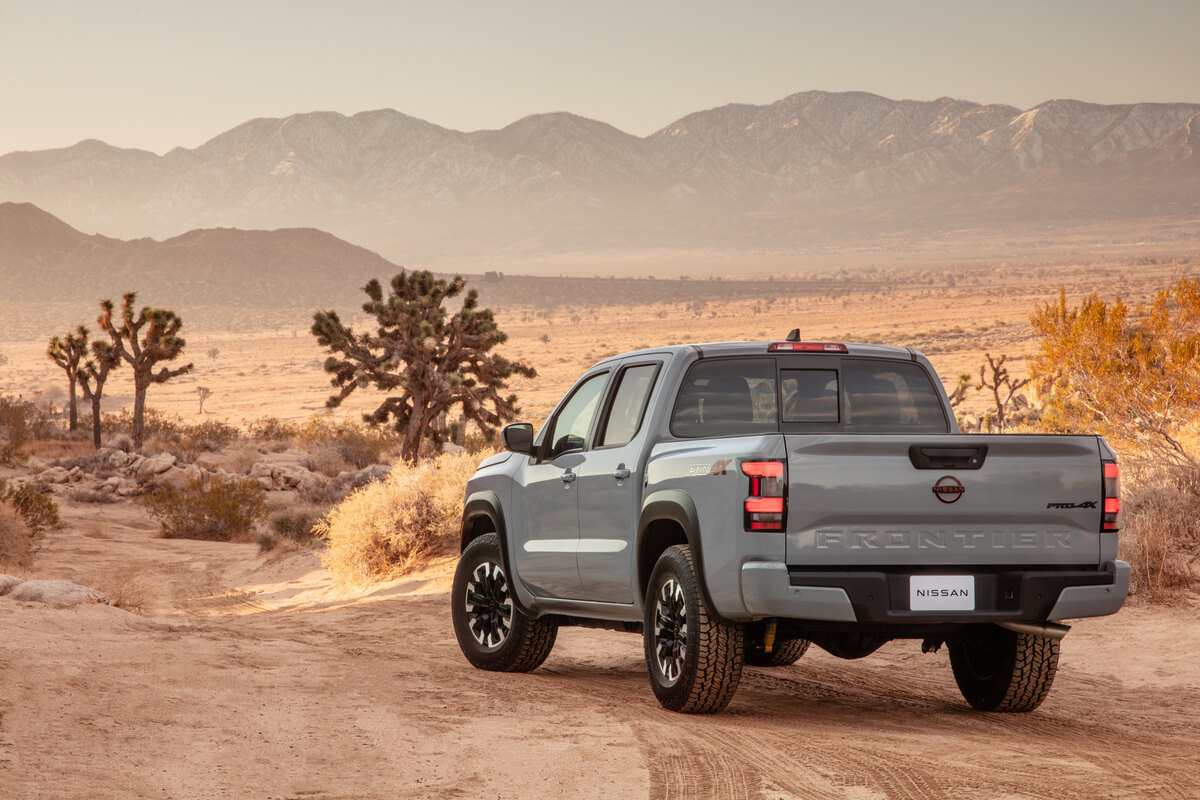 Vue arrière du Nissan Frontier 2022 garé dans un désert face à une chaîne de montagnes