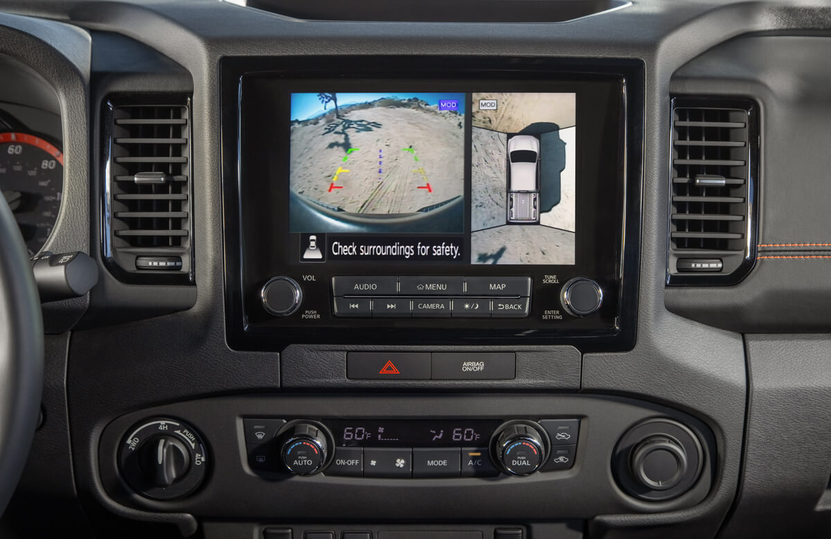Écran centrale du Nissan Frontier 2022 diffusant le système de précollision du bouclier 360