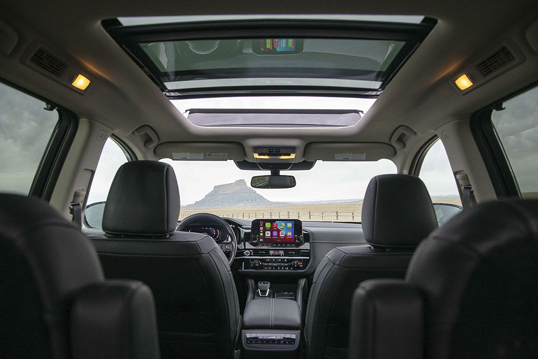 Assis à la 3e rangée de sièges du Nissan Pathfinder 2022 inluant le toit panoramique au-dessus