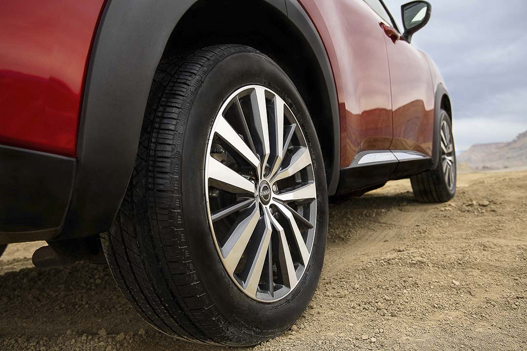 Le pneu arrière droit du Nissan Pathfinder 2022 rouge