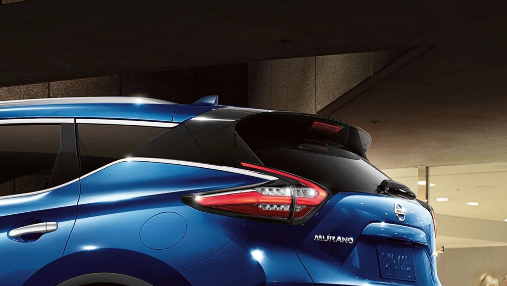 Demi-côté et arrière d'un Murano 2022 bleu avec ses feux arrière en forme de boomerang et son auvent élégant noir